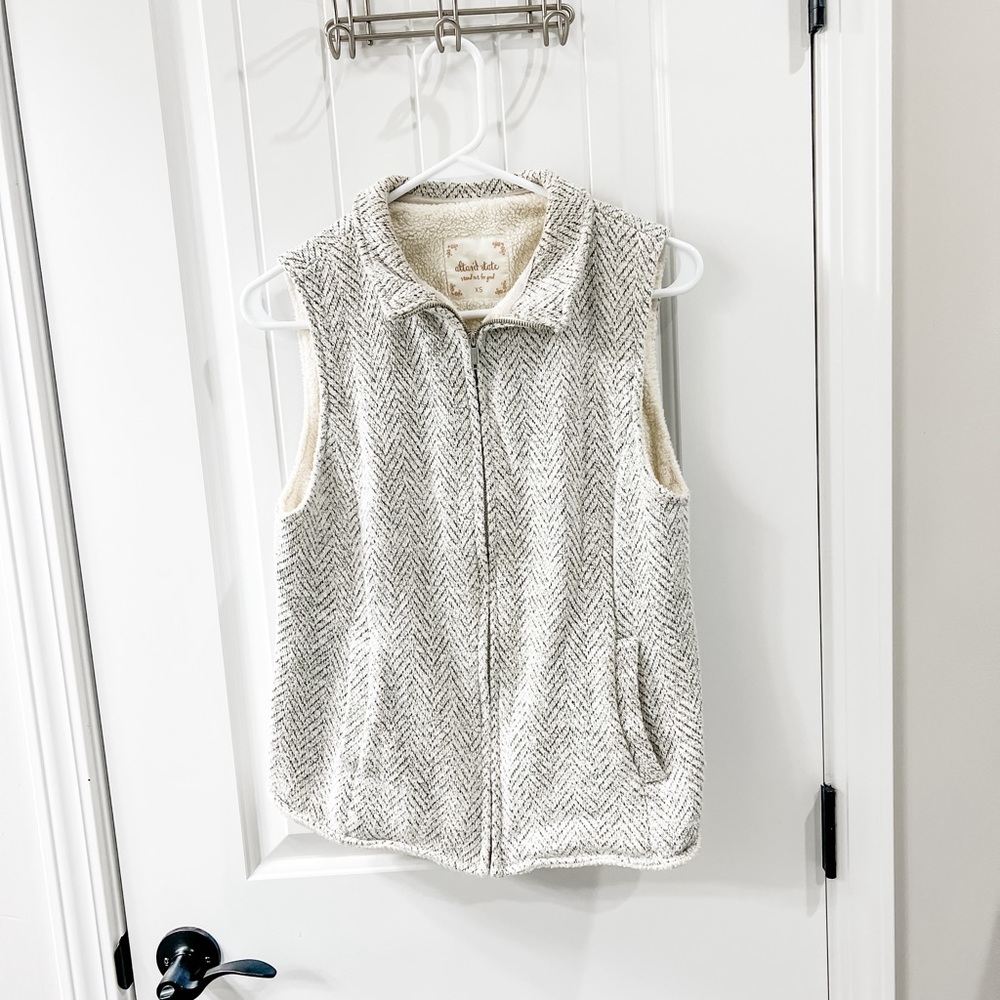 Altar’d State Cream Herringbone Gray Print Fleece Lined Full Zip Oversized Vest